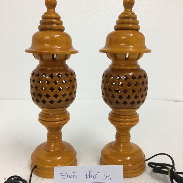 Đèn thờ gỗ xà cừ hình quả dứa cao 36 cm màu vàng