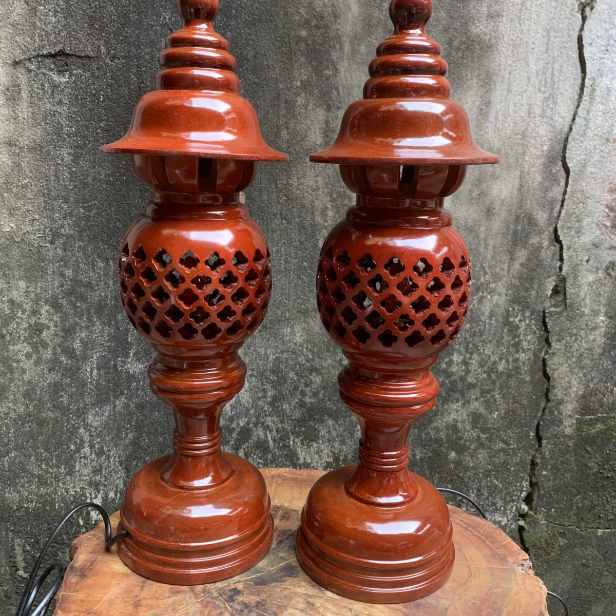 Đèn thờ gỗ xà cừ hình quả dứa cao 41 cm màu nâu cánh gián - Đèn thờ
