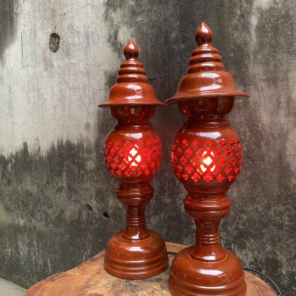 Đèn thờ gỗ xà cừ hình quả dứa cao 41 cm màu nâu cánh gián - góc nhìn 3
