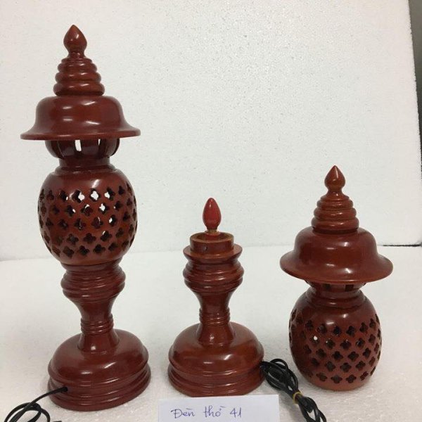 Đèn thờ gỗ xà cừ hình quả dứa cao 41 cm màu nâu cánh gián - góc nhìn 6