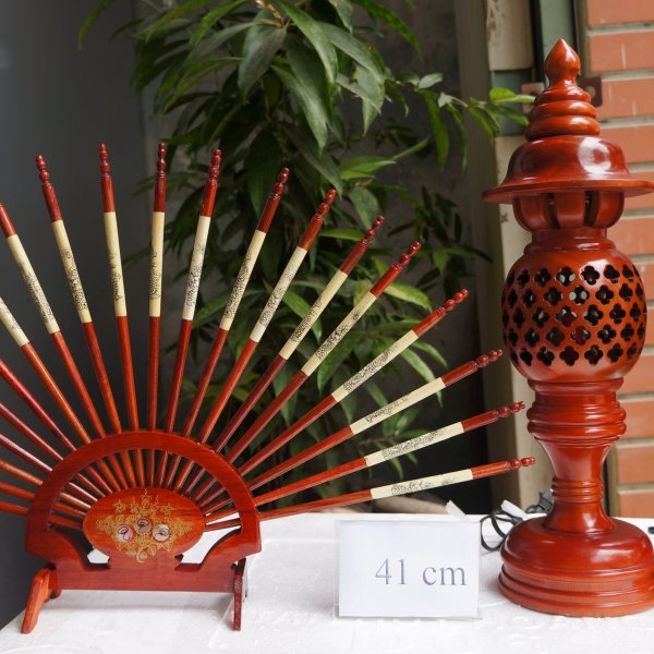 Đèn thờ gỗ xà cừ hình quả dứa cao 41 cm màu nâu cánh gián - góc nhìn 8