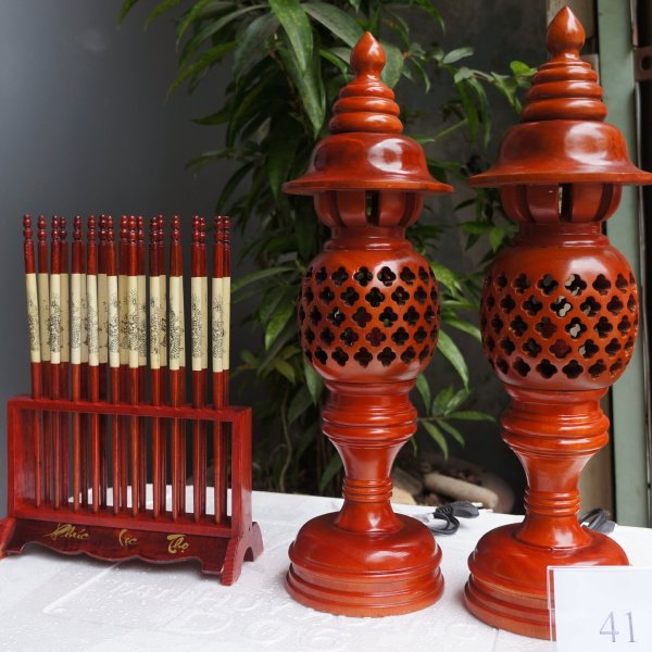 Đèn thờ gỗ xà cừ hình quả dứa cao 41 cm màu nâu cánh gián - góc nhìn 9