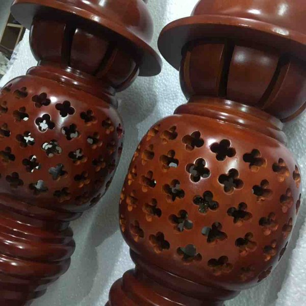 Đèn thờ gỗ xà cừ hình quả dứa cao 76cm màu cánh gián - góc nhìn 2