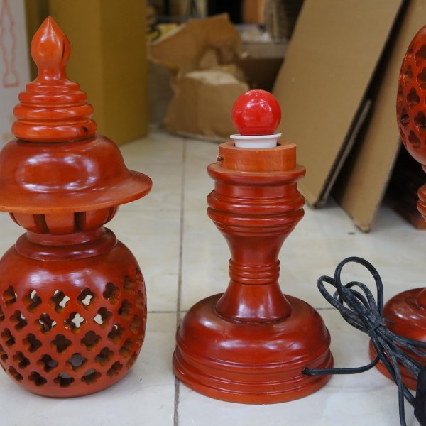 Đèn thờ gỗ xà cừ hình quả dứa phun màu cánh gián cao 60 cm - góc nhìn 11