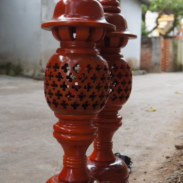 Đèn thờ gỗ xà cừ hình quả dứa phun màu cánh gián cao 60 cm - góc nhìn 3