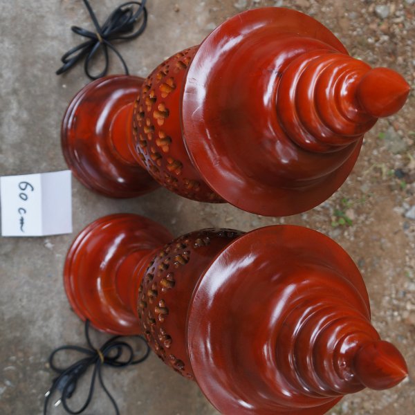 Đèn thờ gỗ xà cừ hình quả dứa phun màu cánh gián cao 60 cm - góc nhìn 4