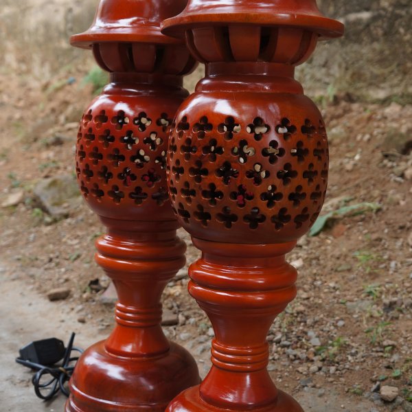 Đèn thờ gỗ xà cừ hình quả dứa phun màu cánh gián cao 60 cm - góc nhìn 5