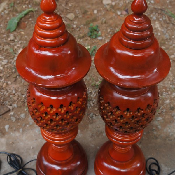 Đèn thờ gỗ xà cừ hình quả dứa phun màu cánh gián cao 60 cm - góc nhìn 6