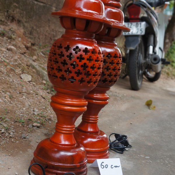 Đèn thờ gỗ xà cừ hình quả dứa phun màu cánh gián cao 60 cm - góc nhìn 7