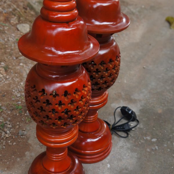 Đèn thờ gỗ xà cừ hình quả dứa phun màu cánh gián cao 60 cm - góc nhìn 8