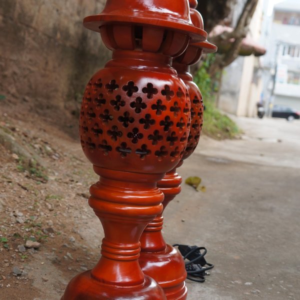 Đèn thờ gỗ xà cừ hình quả dứa phun màu cánh gián cao 60 cm - góc nhìn 9