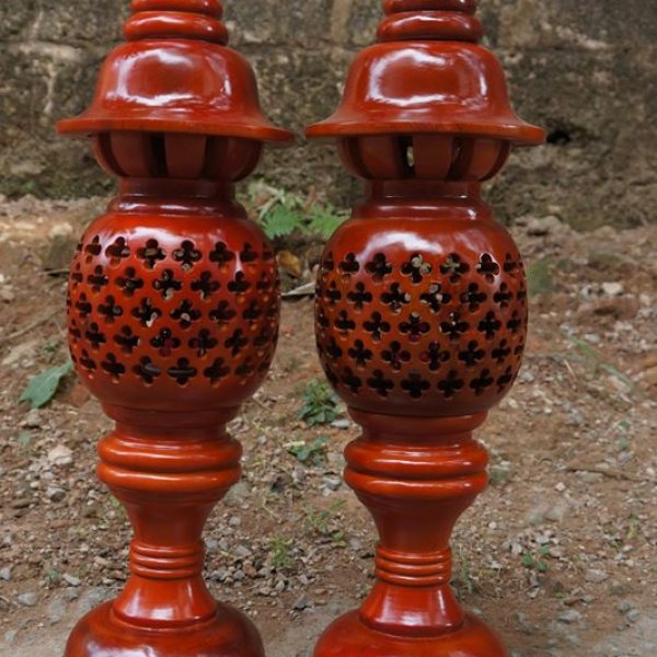 Đèn thờ gỗ xà cừ hình quả dứa phun màu cánh gián cao 60 cm - góc nhìn 10