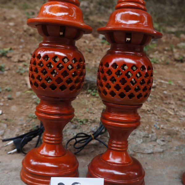 Đèn thờ gỗ xà cừ họa tiết quả dứa cao 36cm màu nâu cánh gián