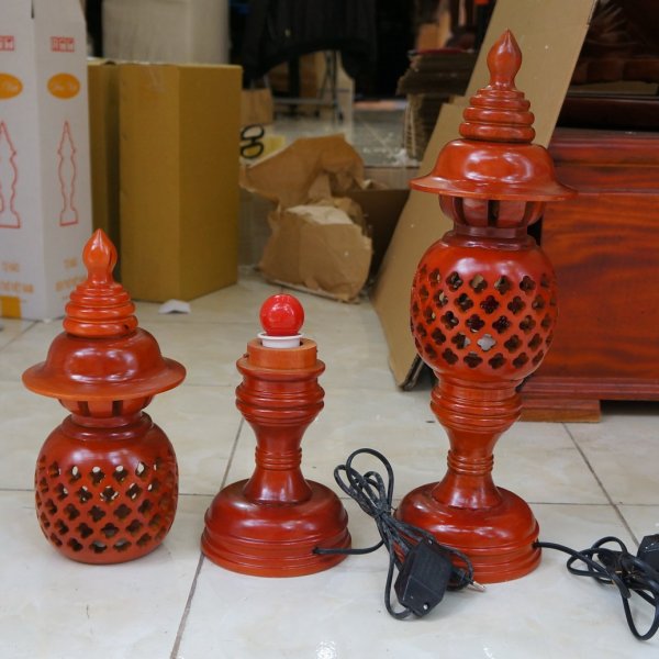 Đèn thờ gỗ xà cừ quả dứa cao 48 cm màu cánh gián - góc nhìn 2