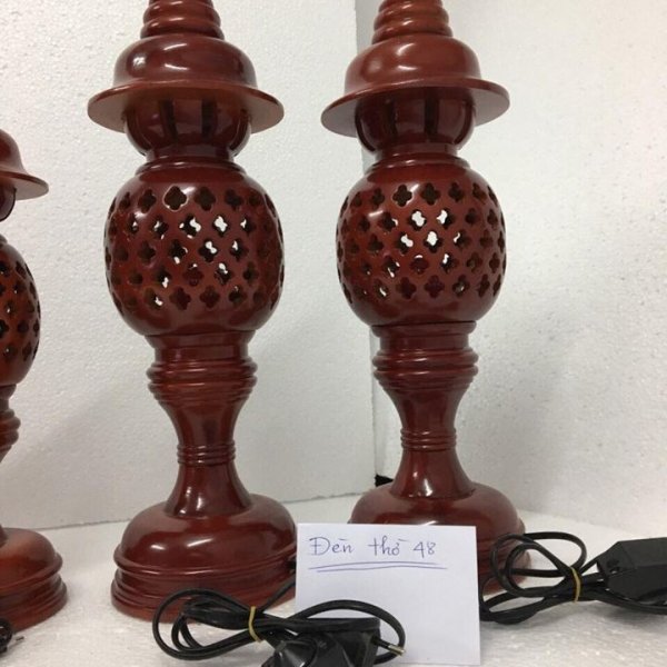 Đèn thờ gỗ xà cừ quả dứa cao 48 cm màu cánh gián - góc nhìn 5