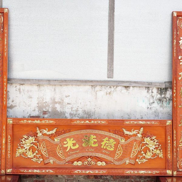 Hoành phi câu đối chạm mai hóa long chữ Đức Lưu Quang dài 175 cm