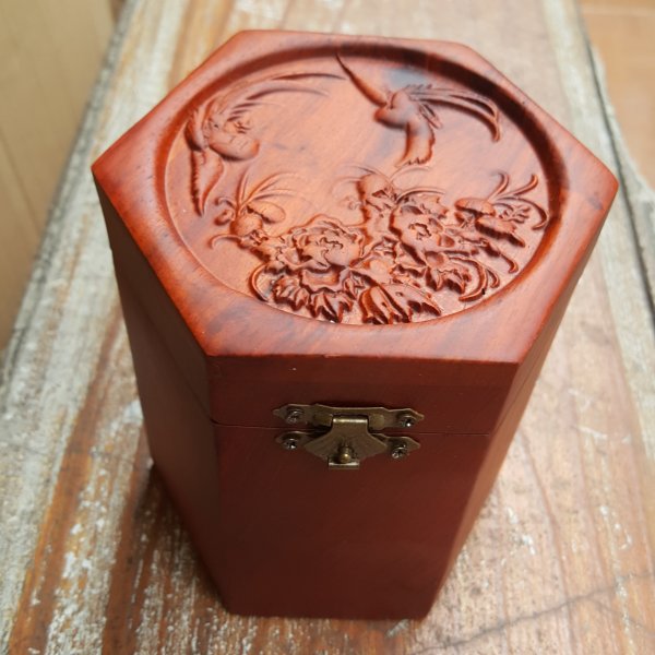 Hộp chè lục giác chạm chim hoa gỗ hương