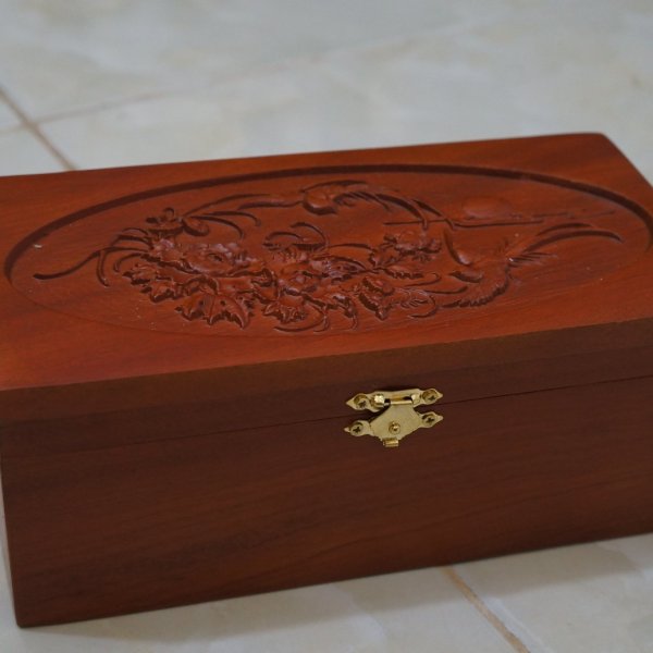 Hộp trang sức chạm hoa mẫu đơn gỗ hương đá - góc nhìn 3