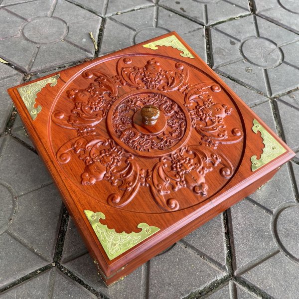 Khay bánh kẹo gỗ hương ngũ phúc lâm môn vuông 28cm - góc nhìn 2