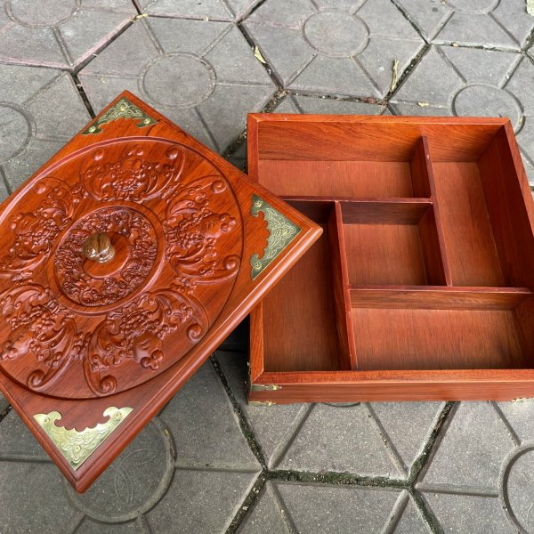 Khay bánh kẹo gỗ hương ngũ phúc lâm môn vuông 28cm - góc nhìn 4