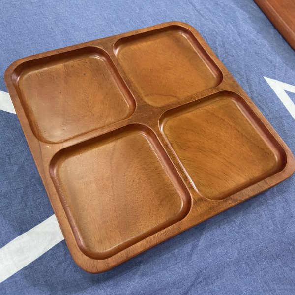 Khay vuông gỗ xà cừ chia 4 ô đựng thức ăn, đựng đồ - góc nhìn 5