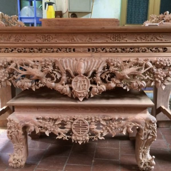 Sập thờ chạm mai gỗ hương chân 20 cm - góc nhìn 2